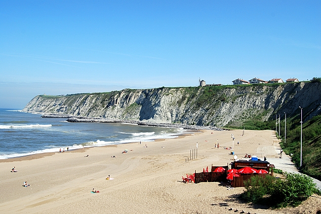 Acantilado de la Galea y playa de Arrig&uacute;naga en Guecho (Vizcaya)