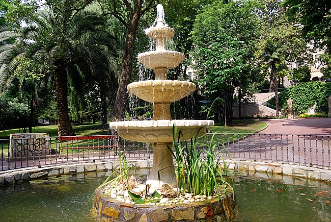 Fuente de los jardines del Asilo de la Misericordia en Bilbao (Vizcaya)