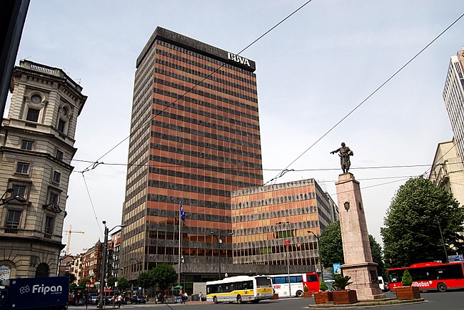 Edificio del BBVA situado en la plaza de Espa&ntilde;a de Bilbao (Vizcaya)